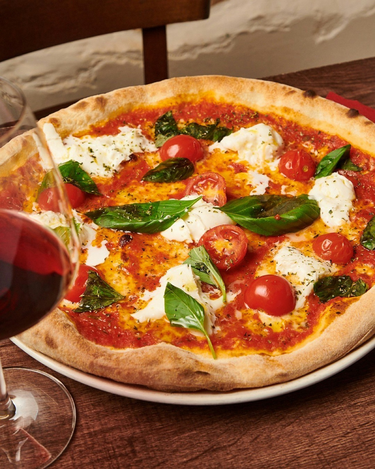 Pizza bufalina aus dem Steinofen